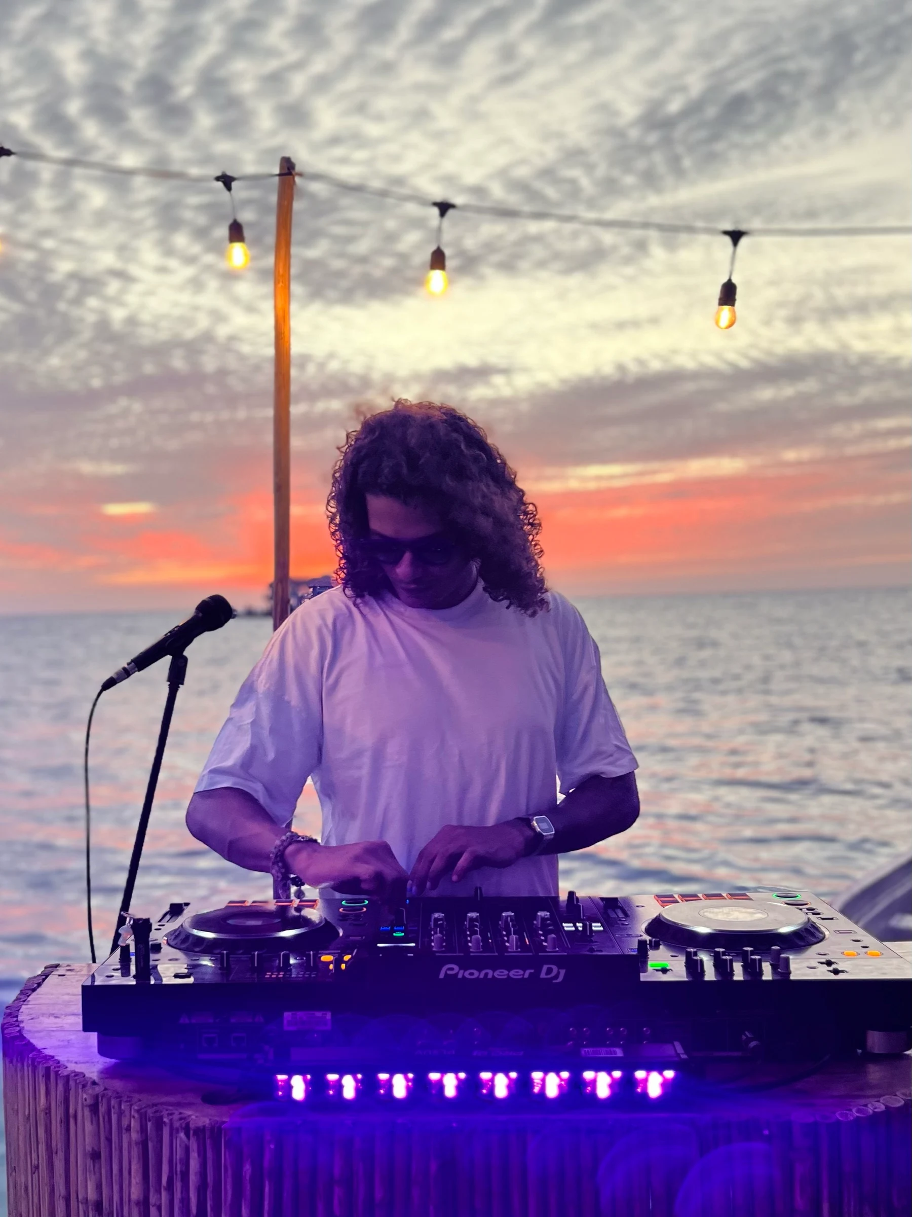 Rafa Jiménez en cabina al atardecer sobre el mar Caribe