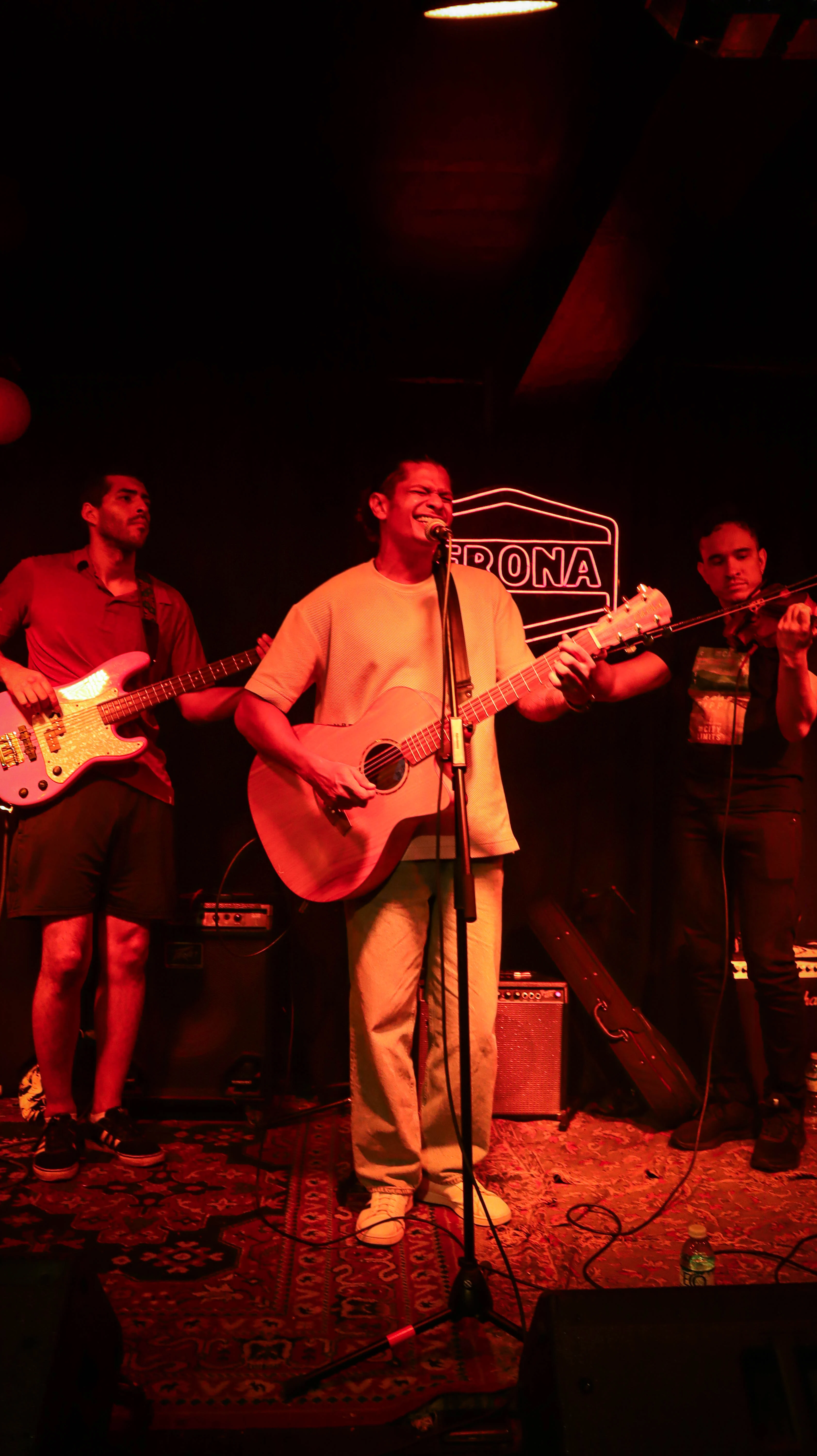 Rafa Jiménez con la banda en vivo, La Esquina Latina